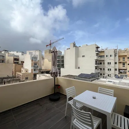 2 Bedroom Penthouse With Terrace דירה סליאמה