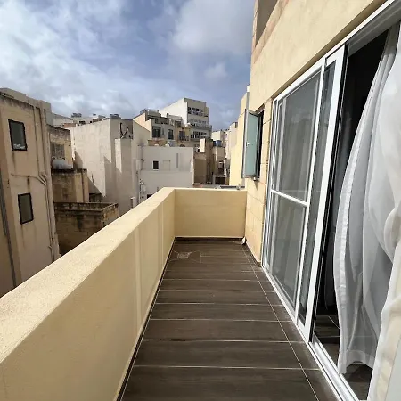 2 Bedroom Penthouse With Terrace סליאמה